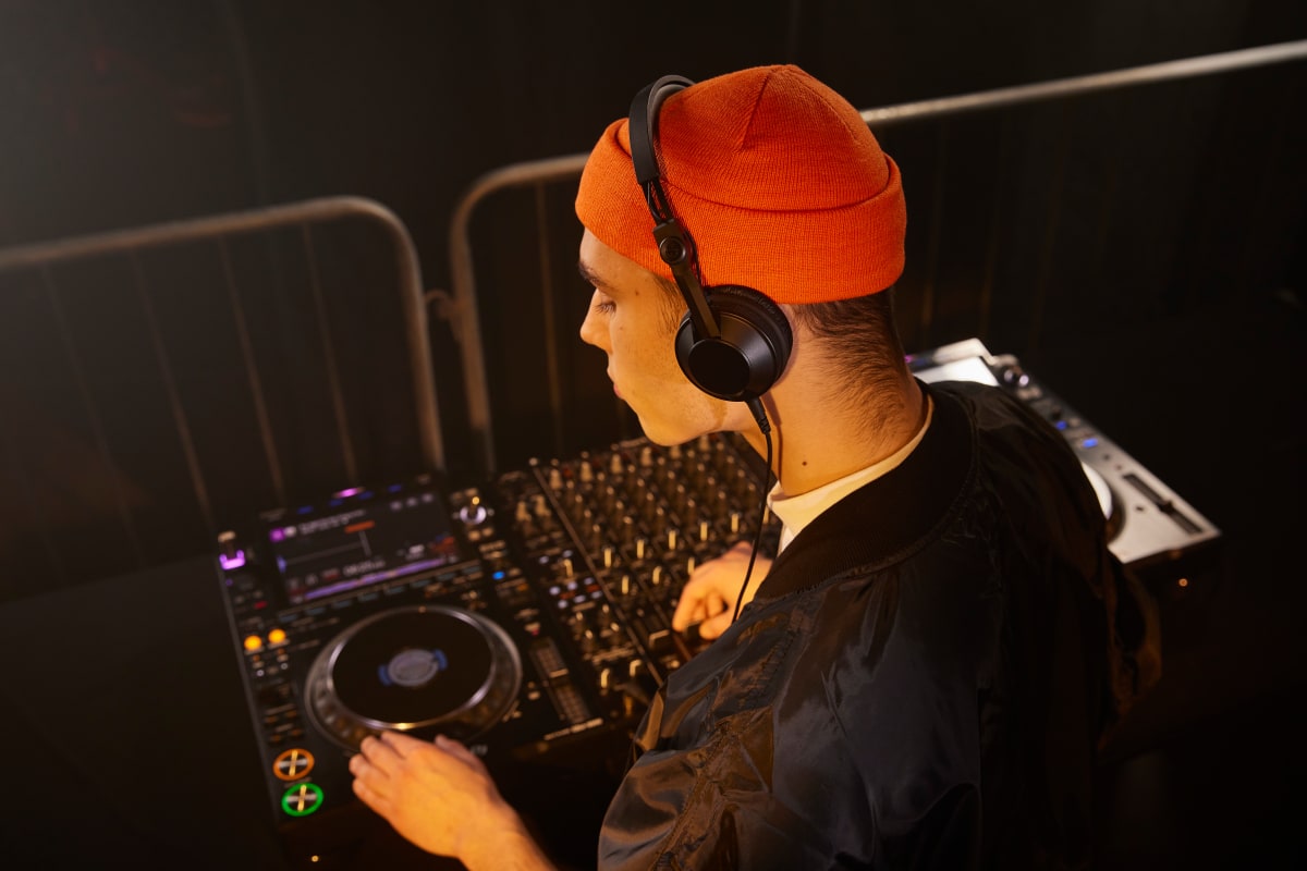 Menangkan Sepasang Headphone HDJ-CX Pioneer DJ yang Ergonomis – EDM.com