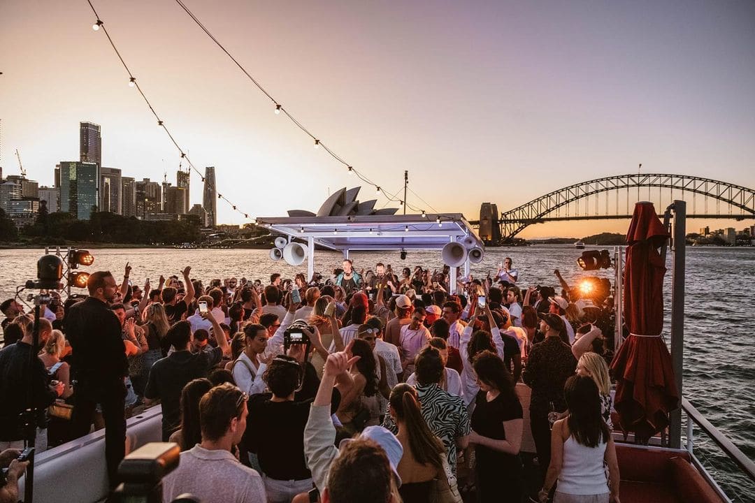 Tonton RÜFÜS DU SOL Merayakan Musim Panas Di Australia Dengan Set DJ Dari Pelabuhan Sydney – EDM.com