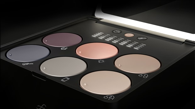 An image of Mirror, the audio interface designed by MIDIPLUS "specifically for females."