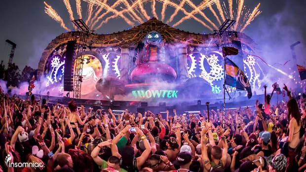 A crowd and stage photo taken during the 2018 edition of Beyond Wonderland showing fireworks during Showtek's set.