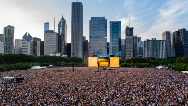 Opening day of Lollapalooza in Chicago means Metra trains full of high  schoolers in glitter and jerseys from Naperville, Glenview…