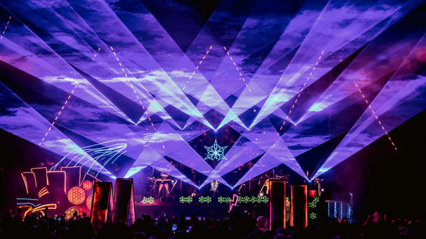 Lasers blanket the crowd at Mayan Warrior New York, 2022