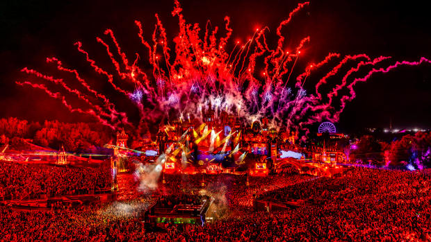 Martin Garrix & DubVision - Starlight (LIVE Tomorrowland 2022) - YouTube