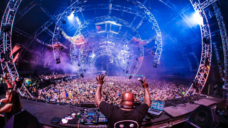 Carl Cox Stops Fight Among Fans at Techniques Festival