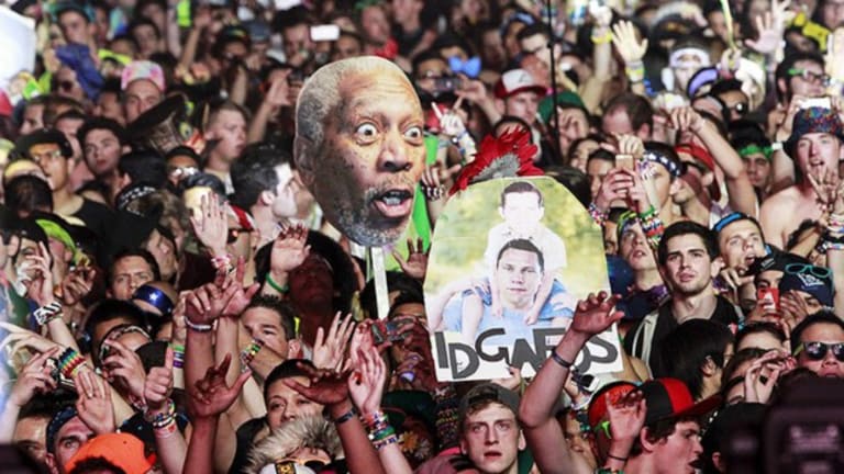 5 Times Crazy Fans Crossed The Line At An EDM Show [VIDEOS]