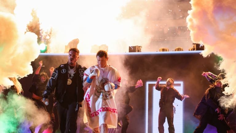 watch-boxer-canelo-lvarez-s-epic-walkout-to-henry-fong-s-mi-gente