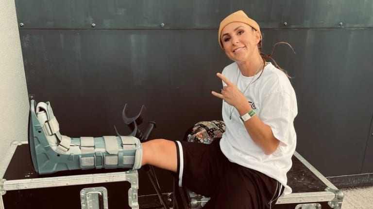 Hannah Wants Performed With a Broken Leg After a Scooter Accident in Ibiza