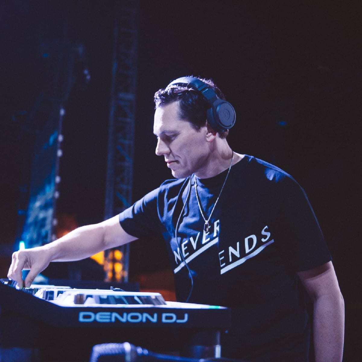 Jubel Taps Tiesto For Vibrant Remix Of Dancing In The Moonlight Edm Com The Latest Electronic Dance Music News Reviews Artists
