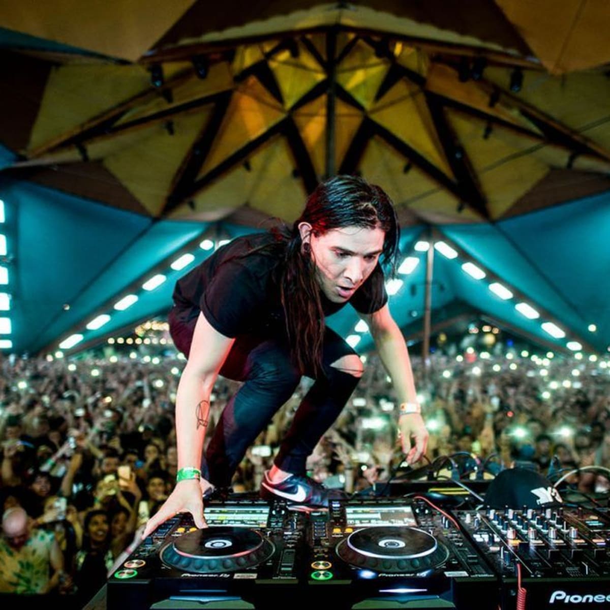 Skrillex gear top