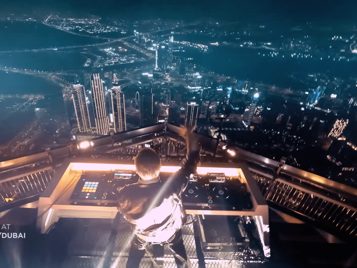 【2024年最新】海外限定の人気アイテム Watch Armin Atop Performing By Records Two Break Buuren van アンビエント