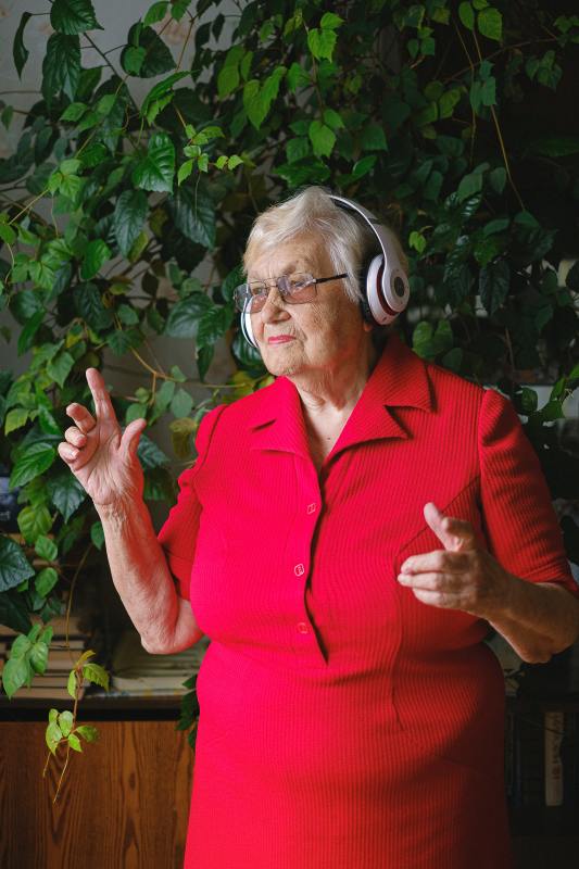 Study Reveals EDM Is the Top Genre for 1 in 10 Seniors