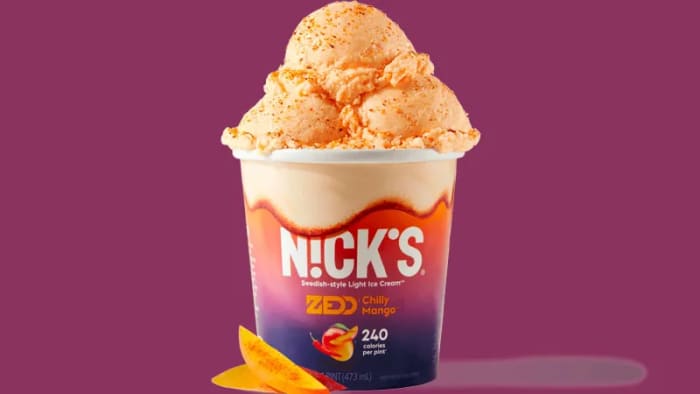 N!CK's "mangga dingin" es krim, diproduksi dalam kemitraan dengan Zedd.