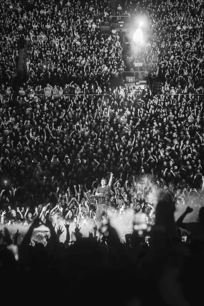 Fred again.. Ascends at the LA Memorial Coliseum, Dancing Fans Rush the