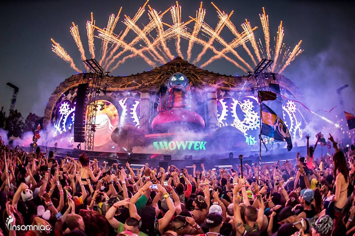A crowd and stage photo taken during the 2018 edition of Beyond Wonderland showing fireworks during Showtek's set.
