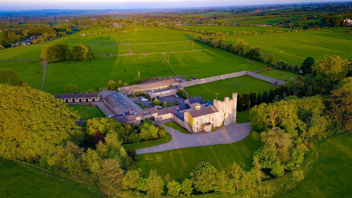 Skyrne Castle was built between 1172 and 1175 and has been available to rent since 1999. 