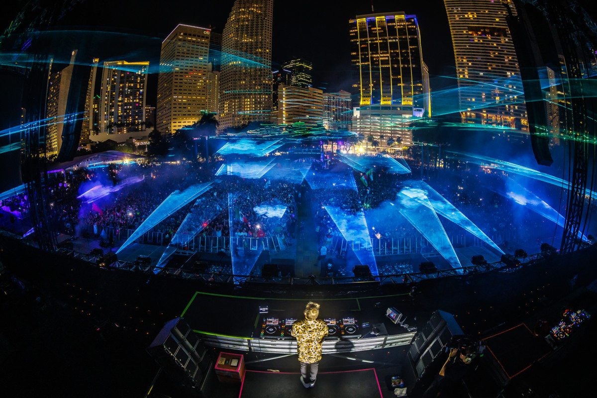 22 Photos That Encapsulate the MindBlowing Live Production of Ultra