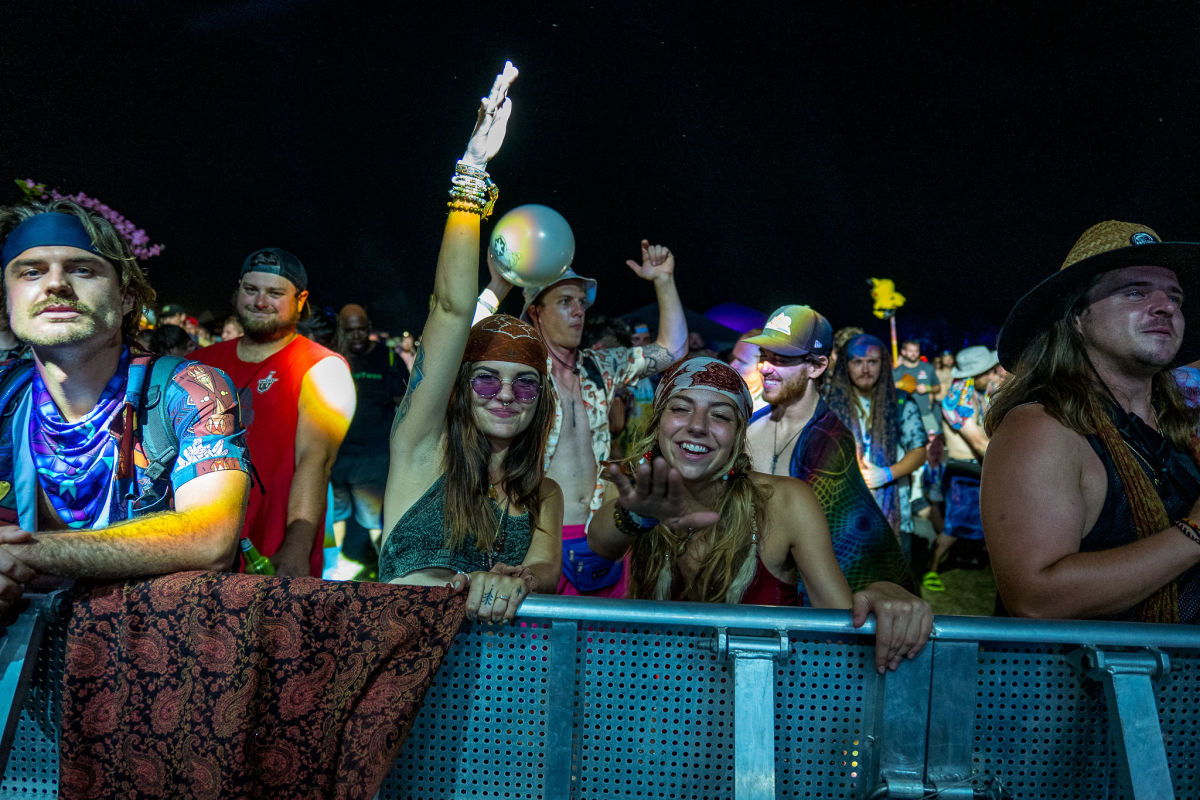 Fans getting down to Manic Focus' Saturday night set on the Starshine Stage.