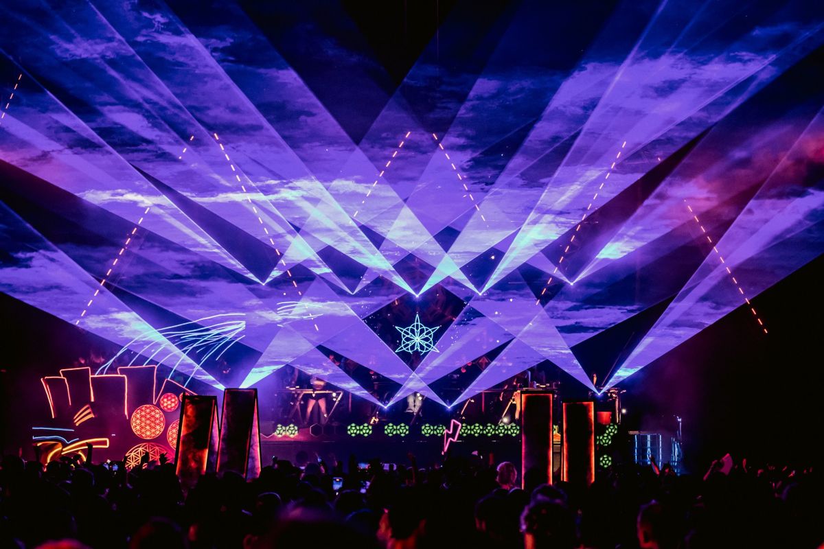 Lasers blanket the crowd at Mayan Warrior New York, 2022