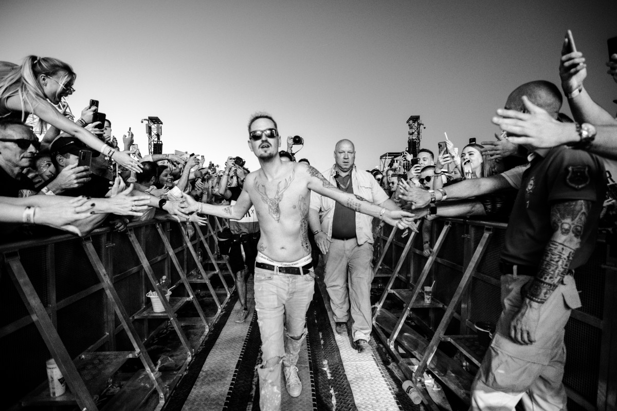 Robin Schulz passes through the pit to shake hands with fans at Balaton Sound 2022.