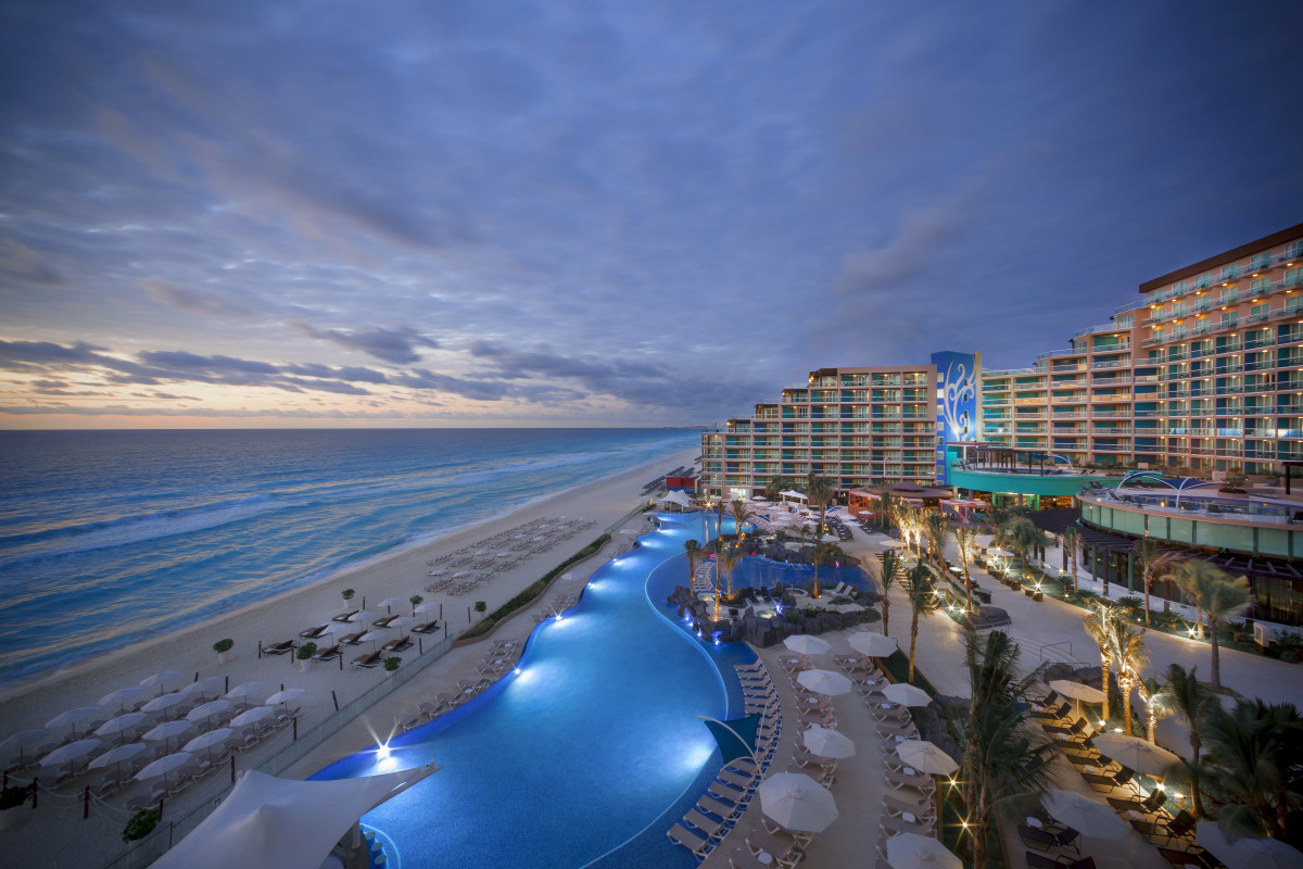 Hard Rock Hotel Cancún dusk pool and beach. 